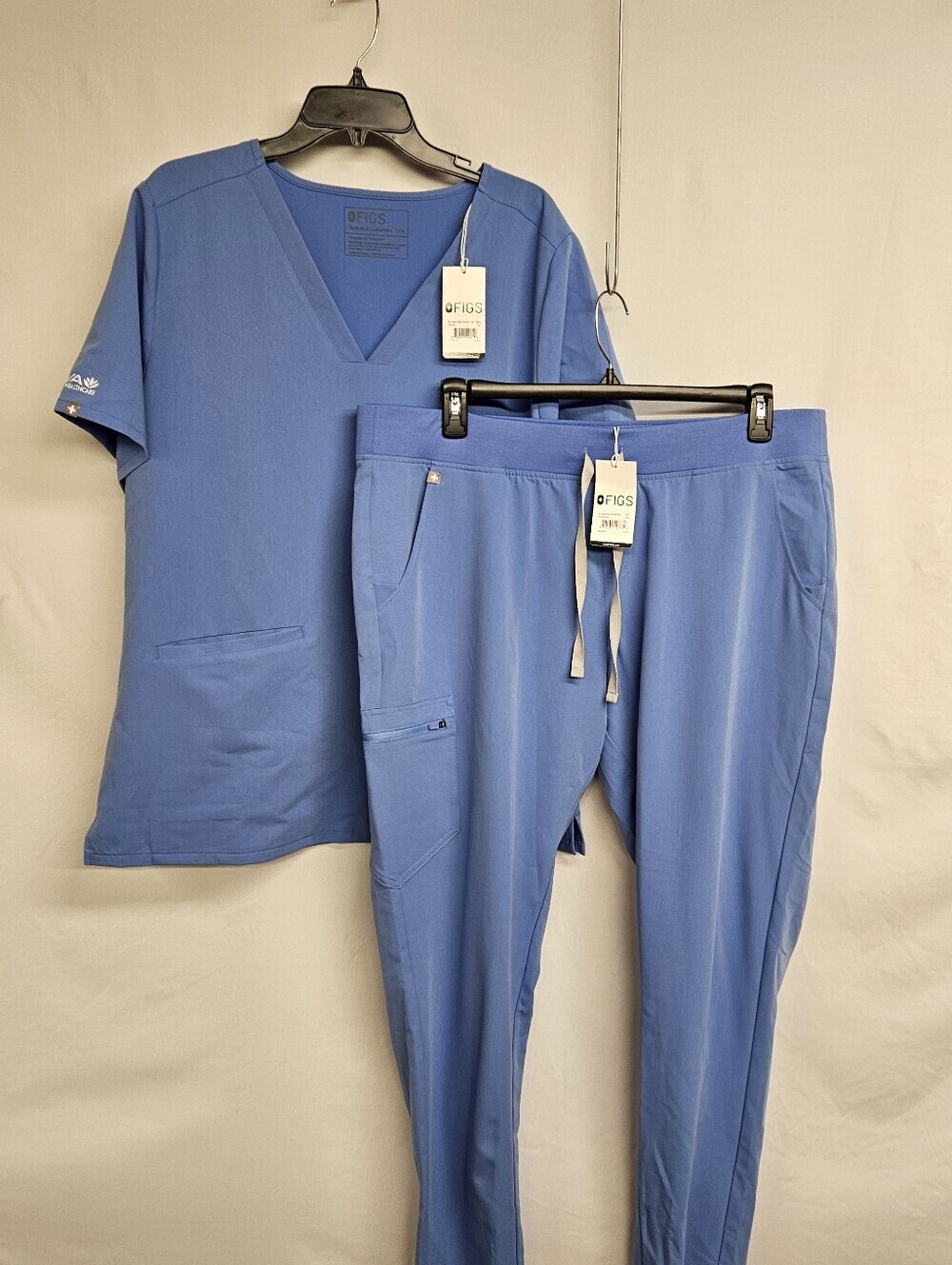 FIGS Technical Collection Women’s Blue Scrub Set Size 2XL Top & Jogger Pants NWT